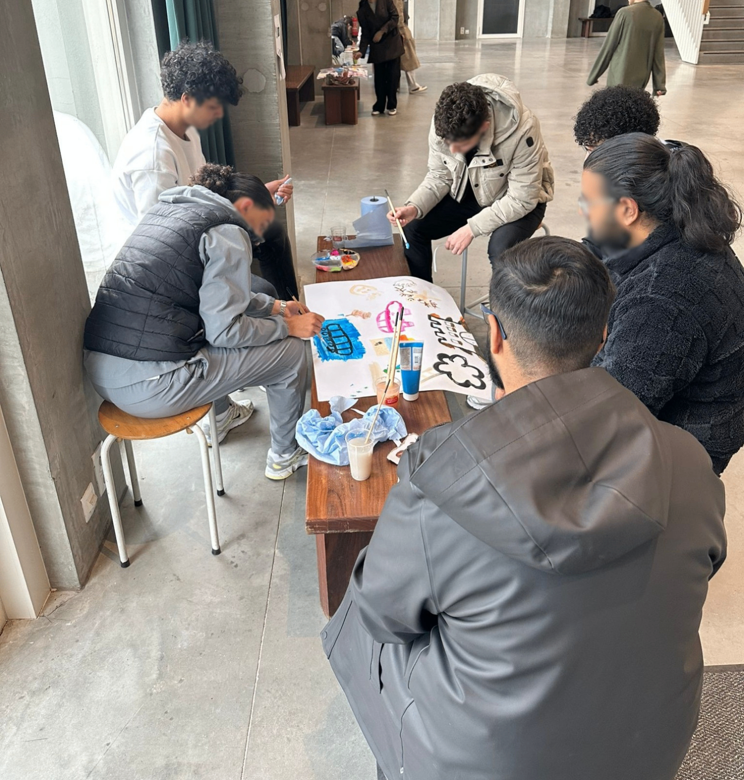Jongeren werken samen aan een groot kunstwerk